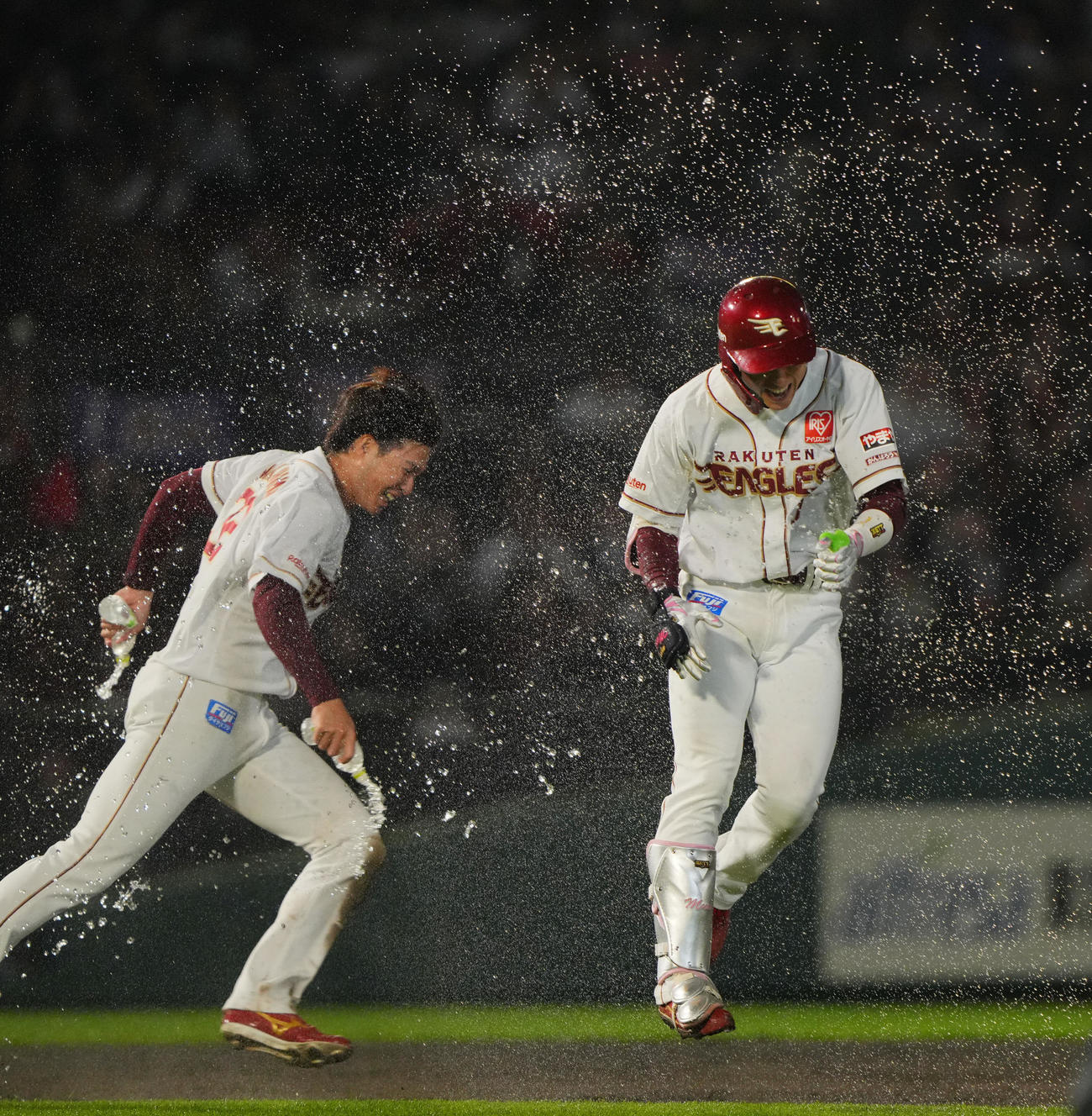 楽天対西武　9回裏楽天1死三塁、サヨナラ犠飛を放ち水をかけられる宗山（右）（撮影・垰建太）