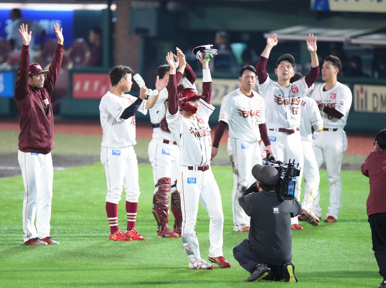 楽天対西武　サヨナラ中犠飛の楽天宗（中央）らはスタンドのファンとバンザイで勝利を喜ぶ（撮影・足立雅史）