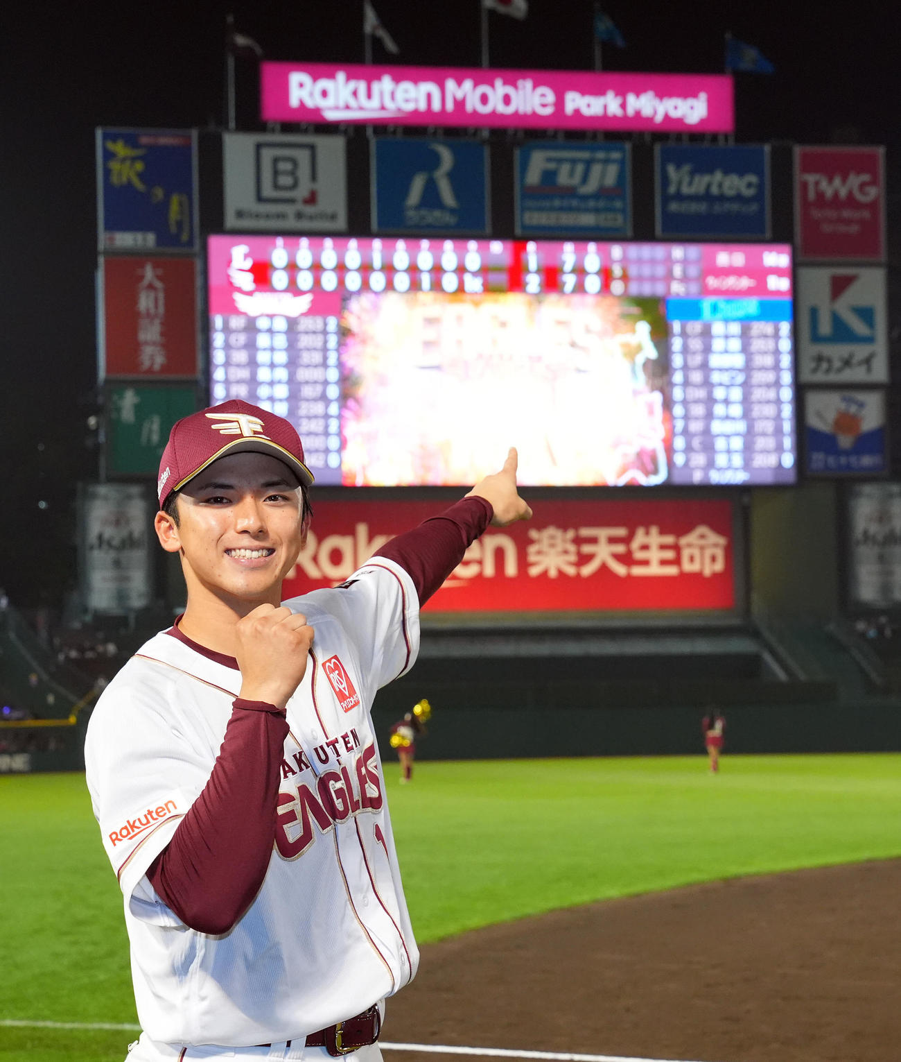 楽天対西武　サヨナラ勝ちでヒーローの楽天宗山はビジョンのスコアボードを指さし写真に納まる（撮影・垰建太）