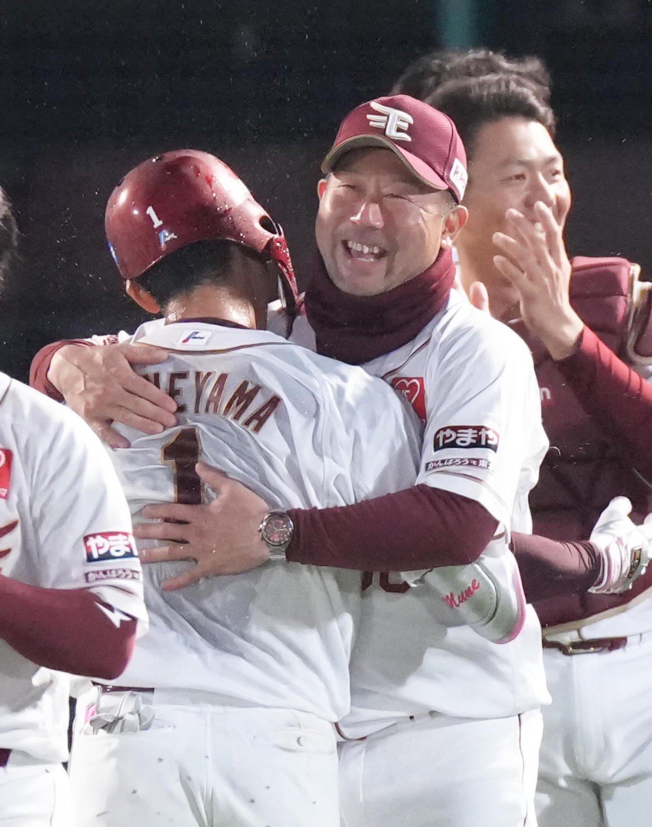 楽天対西武　9回裏楽天1死三塁、宗山（左）はサヨナラ中犠飛を放ち三木監督に祝福される（撮影・足立雅史）