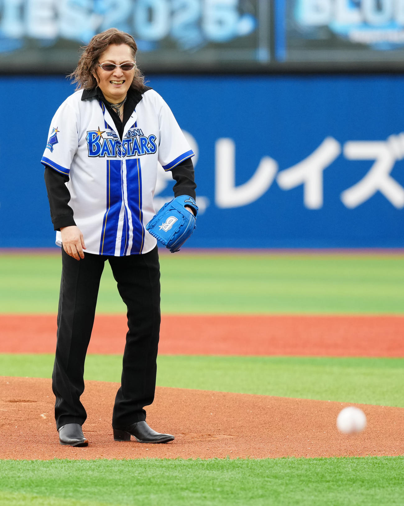 DeNA対中日　試合前、セレモニアルピッチに臨む石井竜也（撮影・江口和貴）