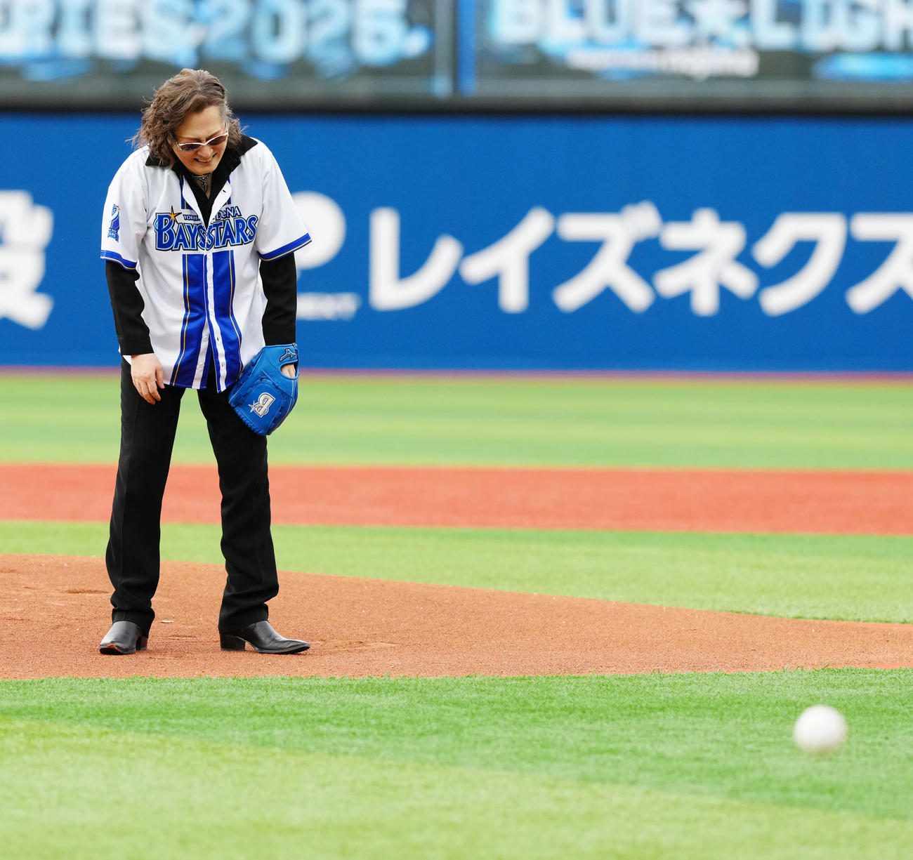 DeNA対中日　試合前、セレモニアルピッチに臨む石井竜也（撮影・江口和貴）