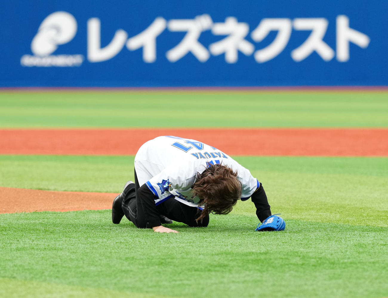DeNA対中日　試合前、セレモニアルピッチに臨み、土下座する石井竜也（撮影・江口和貴）