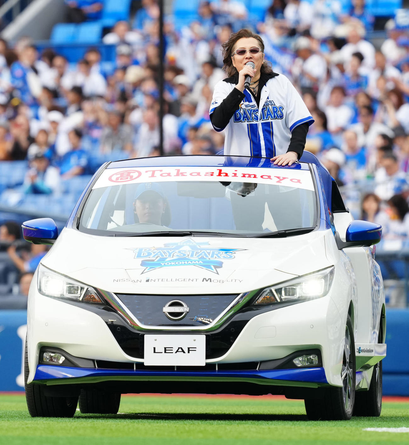 DeNA対中日　試合前、リリーフカーに乗って登場する石井竜也（撮影・江口和貴）