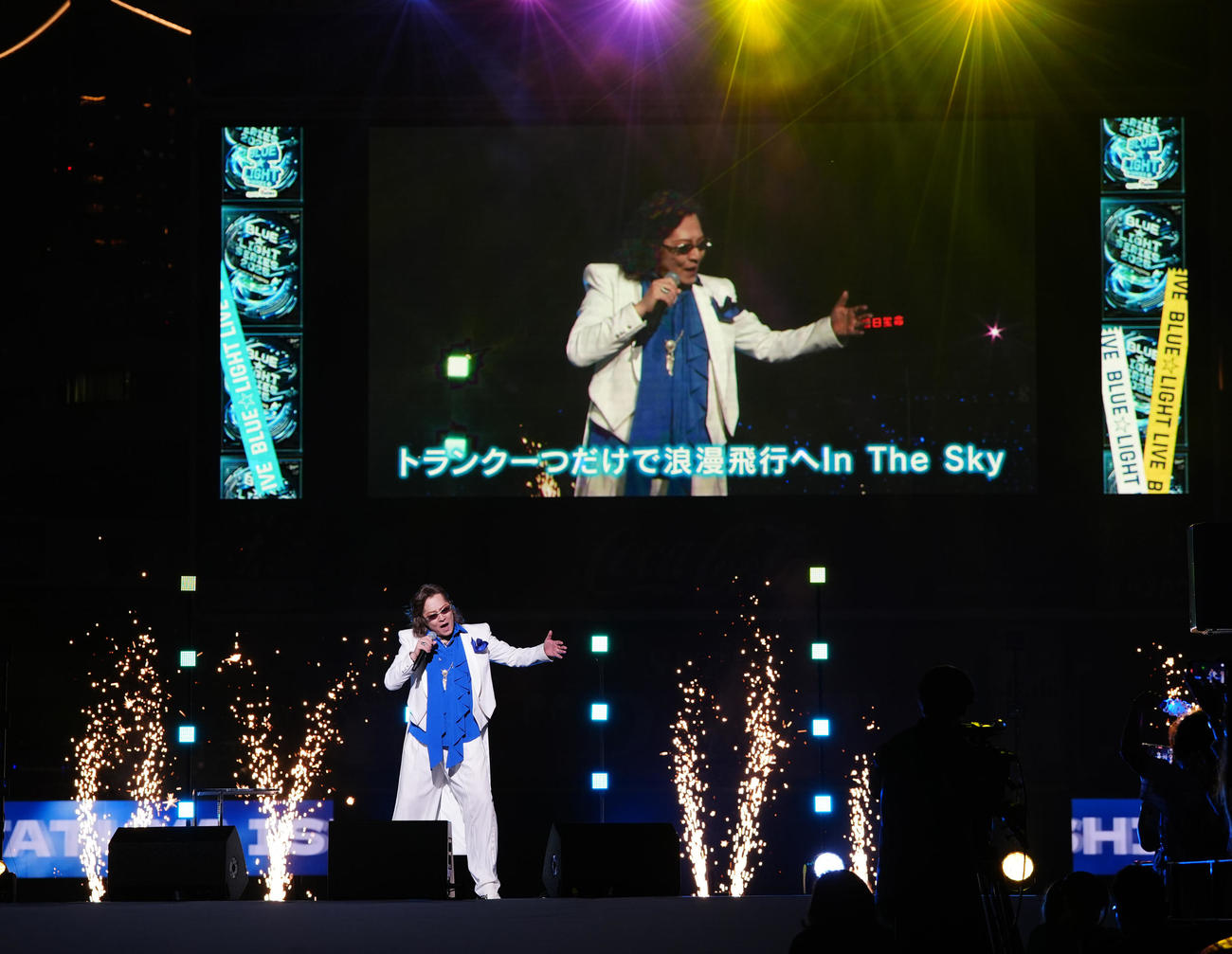 DeNA対中日　試合後にライブを行い「浪漫飛行」を熱唱する石井竜也（撮影・江口和貴）