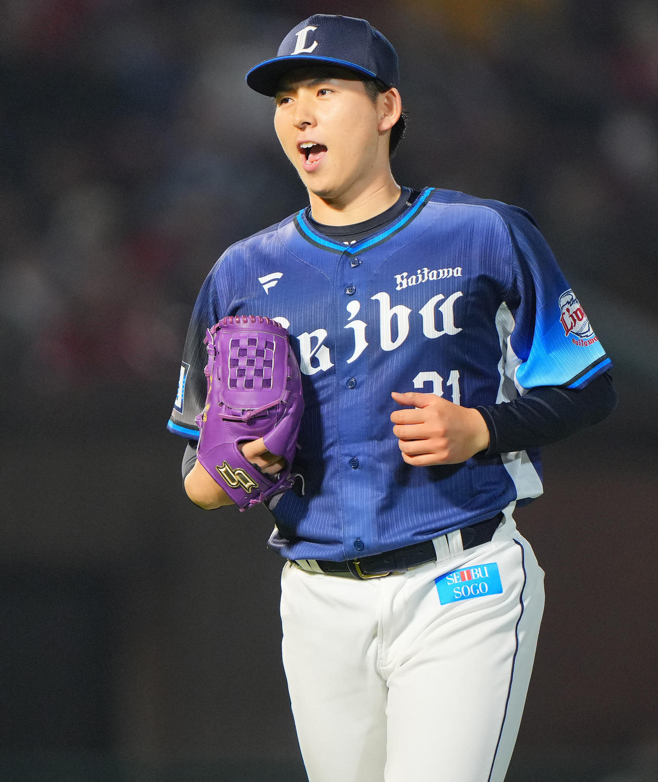 楽天対西武　6回裏楽天2死一塁、けん制で一走中島をアウトととして無失点の武内は声をあげる（撮影・垰建太）