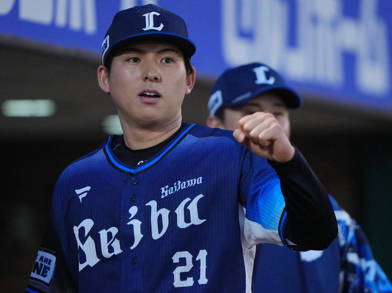楽天対西武　2回裏楽天2死、浅村の打球を好捕した長谷川を声を上げ迎える武内（撮影・垰建太）