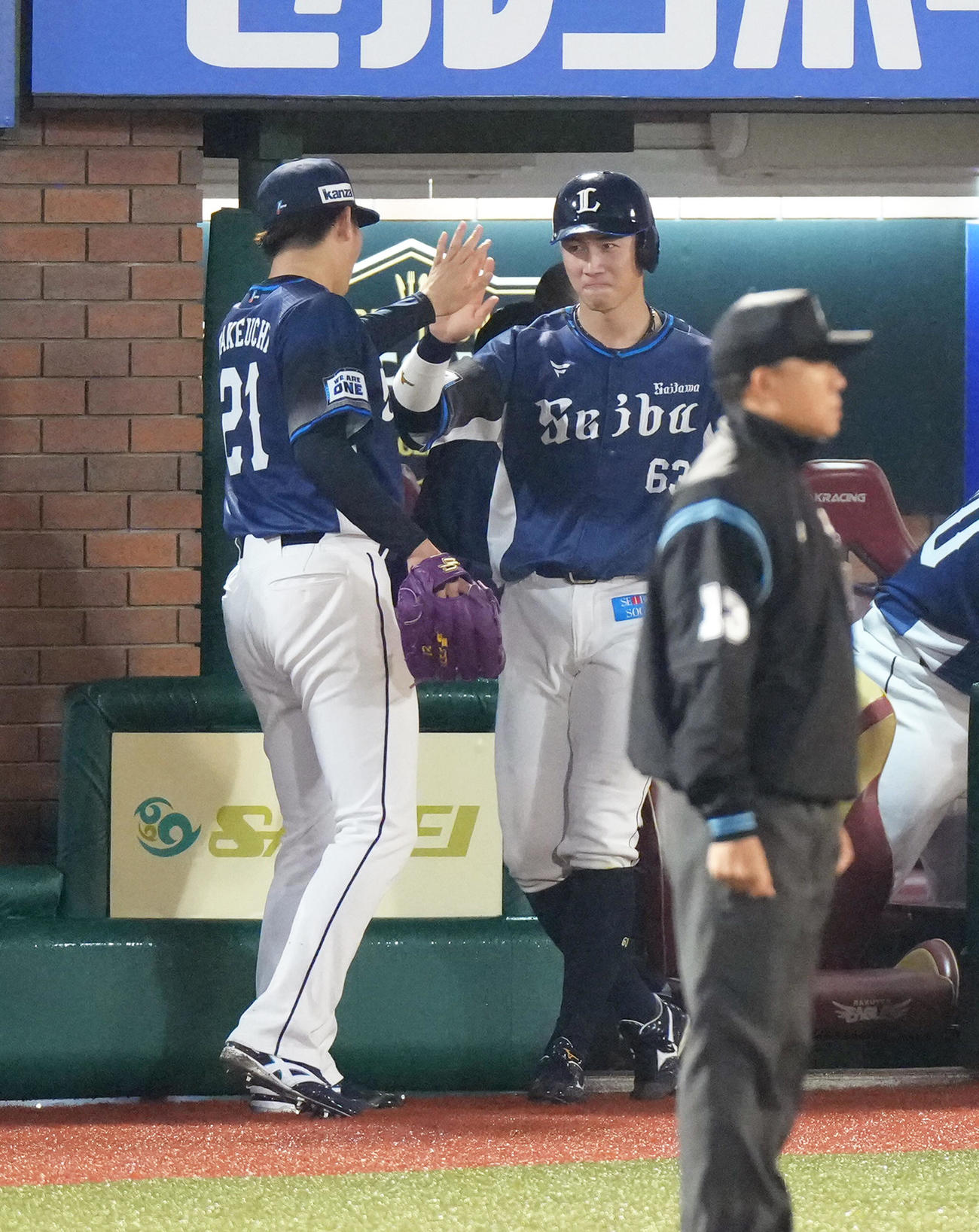 楽天対西武　5回表西武2死三塁、児玉の先制適時打で生還した長谷川（右）とタッチを交わす武内（撮影・足立雅史）