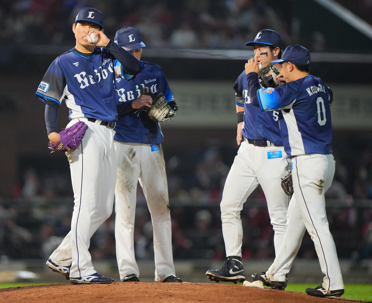 楽天対西武　7回裏楽天2死一塁、渡辺佳の適時二塁打で失点し厳しい表情の武内（左）（撮影・垰建太）