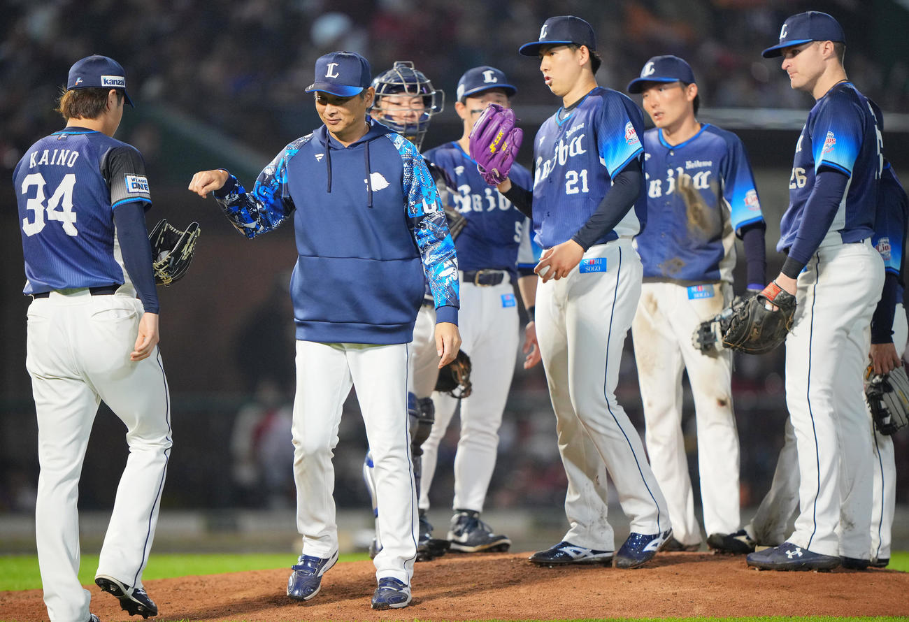 楽天対西武　8回裏楽天2死一、二塁、武内（右から3人目）の交代を告げ甲斐野（左）にボールを渡す西口監督（撮影・垰建太）