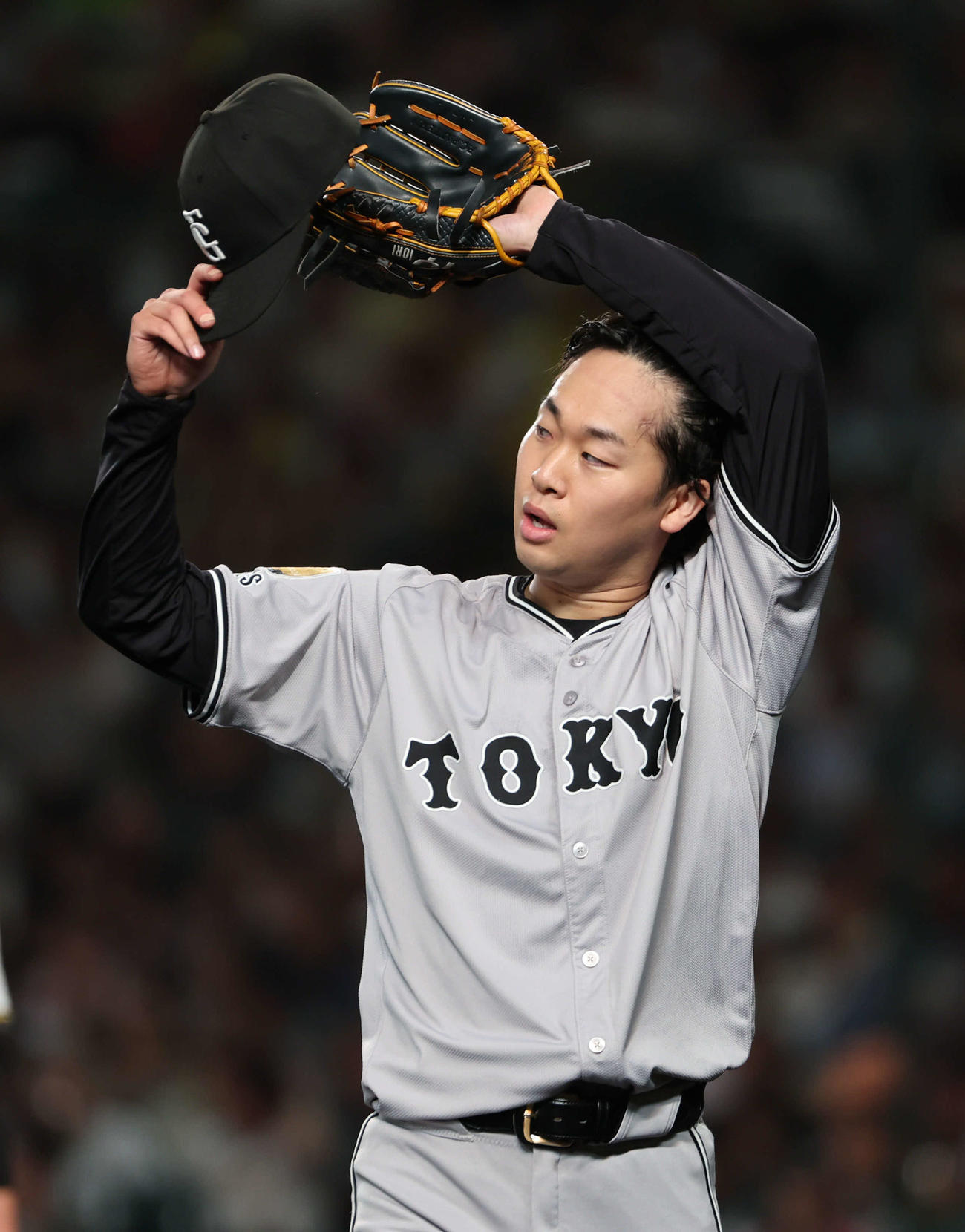 阪神対巨人　4回のピンチをしのいだ巨人先発の山崎伊は汗を拭いながらベンチに戻る（撮影・西尾就之）