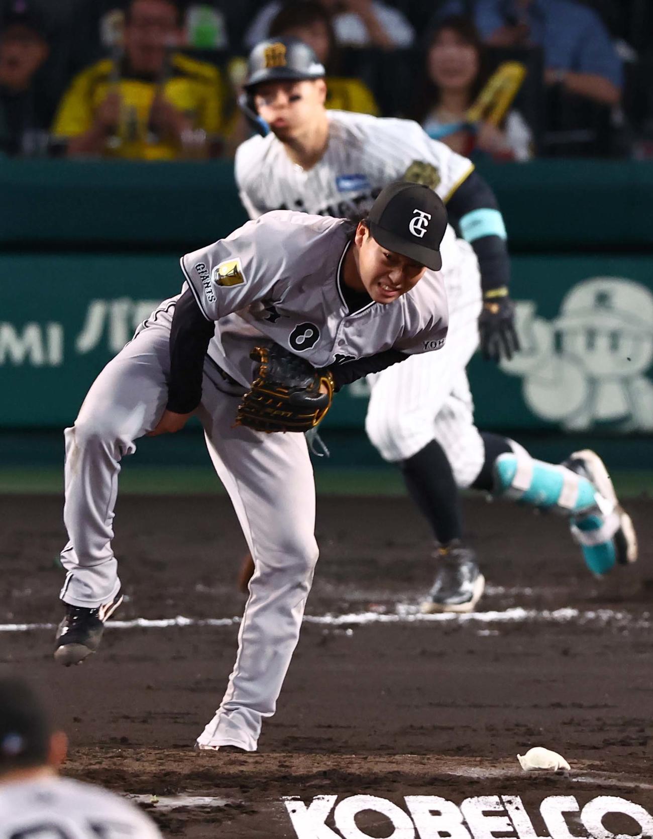 阪神対巨人　4回裏阪神1死、佐藤輝の打球を太ももに当てる山崎（撮影・上田博志）