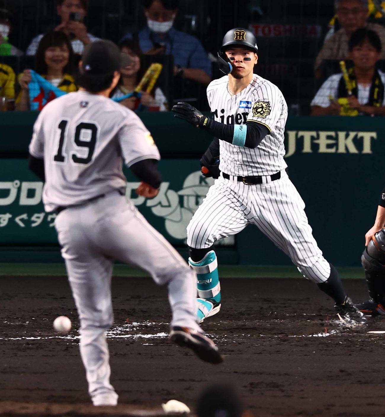 阪神対巨人　4回裏阪神1死、佐藤輝の打球は山崎に当たり中前打となる（撮影・上田博志）