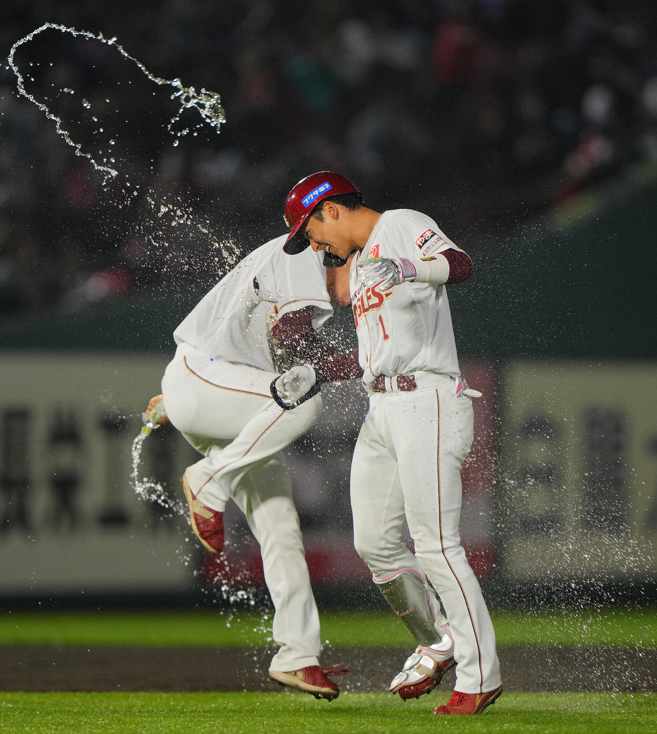 楽天対西武　9回裏楽天1死三塁、サヨナラ犠飛を放ち水をかけられる宗山（右）（撮影・垰建太）