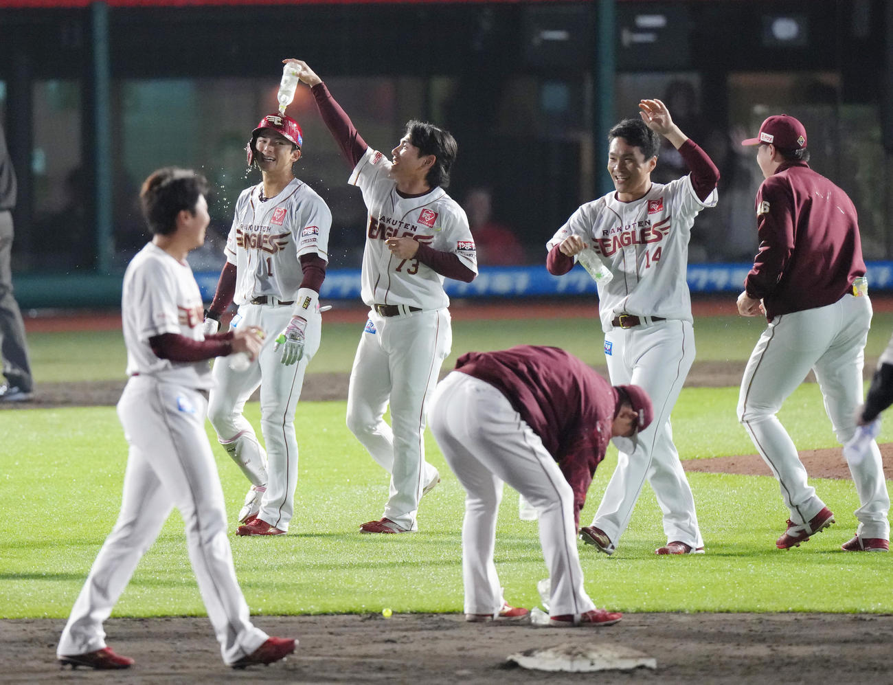 楽天対西武　9回裏楽天1死三塁、宗山（後方左端）はサヨナラ中犠飛を放ち祝福される（撮影・足立雅史）