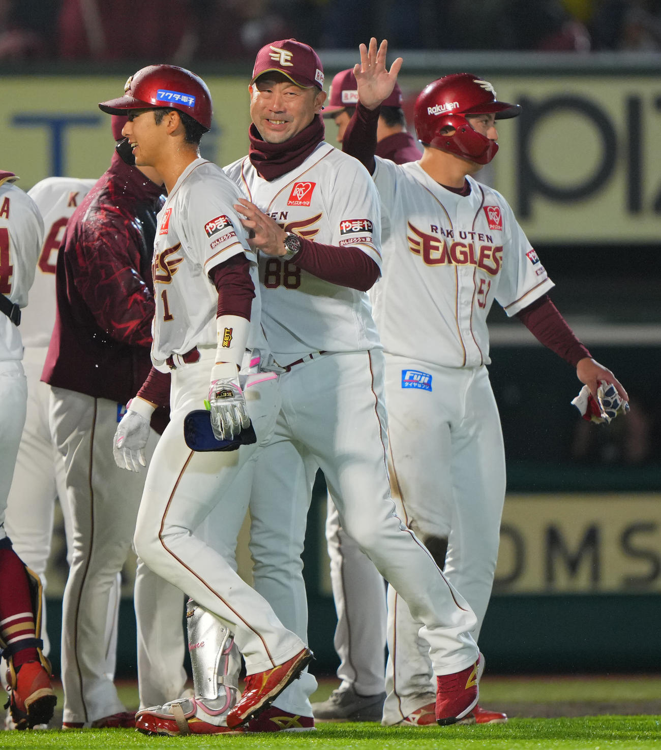 楽天対西武　9回裏楽天1死三塁、サヨナラ犠飛を放った宗山（左）を笑顔でねぎらう三木監督（中央）撮影・垰建太）
