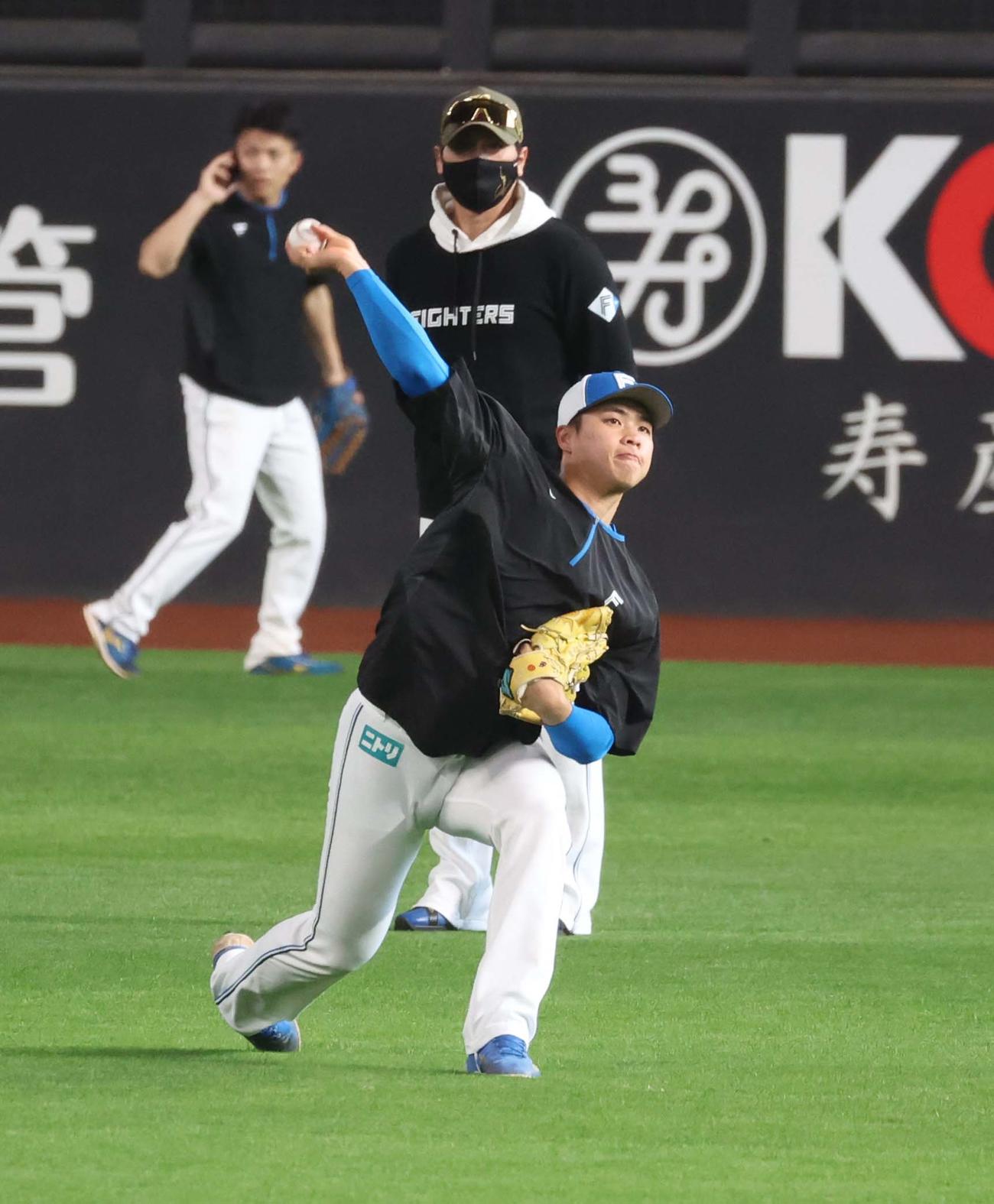 日本ハム対ソフトバンク　キャッチボールする孫易磊を見つめる新庄監督（撮影・黒川智章）