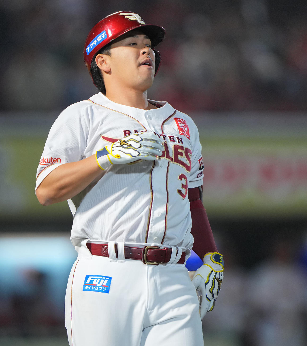 楽天対西武　9回裏楽天無死二塁、右飛に倒れ悔しげな浅村（撮影・垰建太）