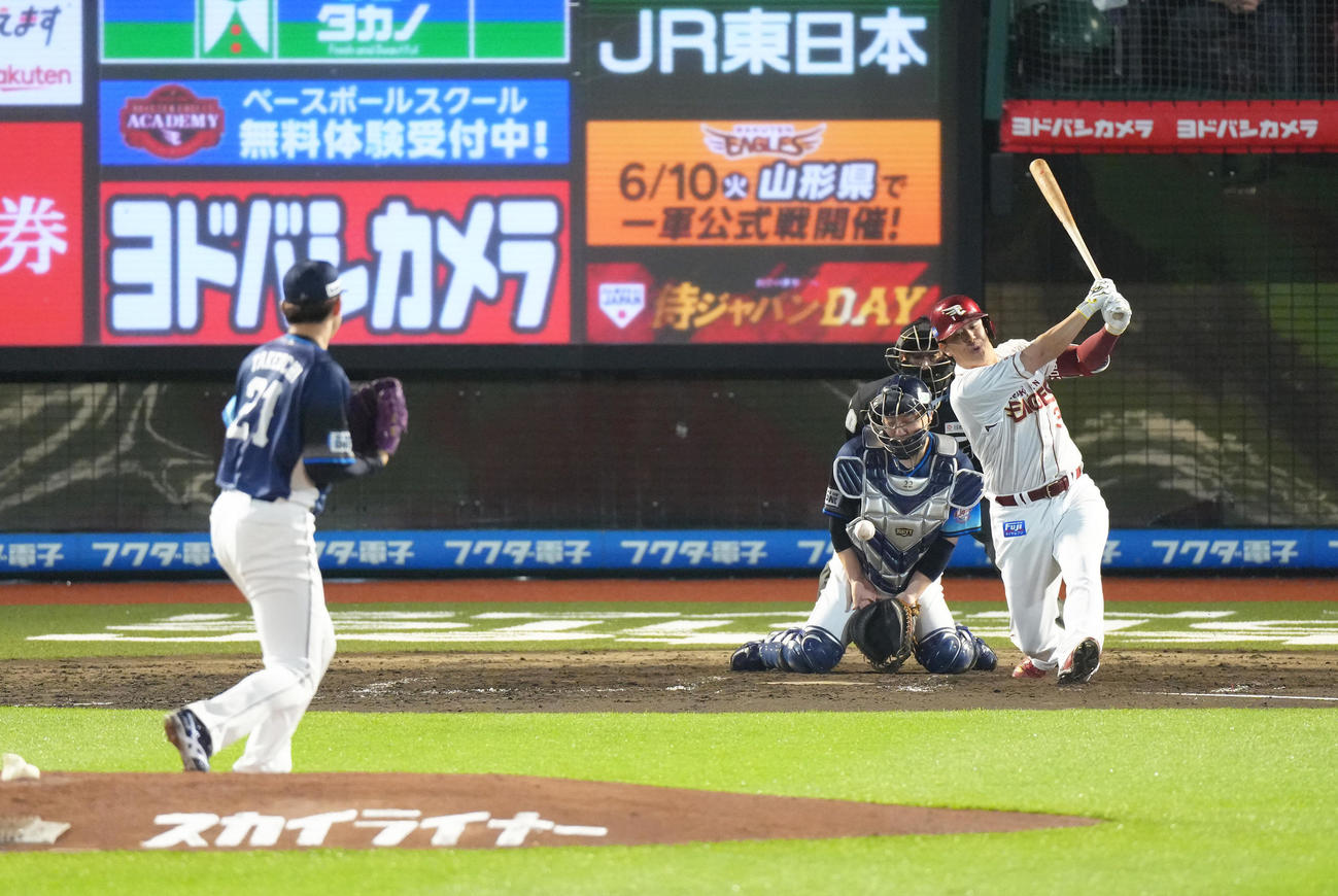楽天対西武　5回裏楽天1死、浅村は空振り三振に倒れる。投手武内（撮影・足立雅史）