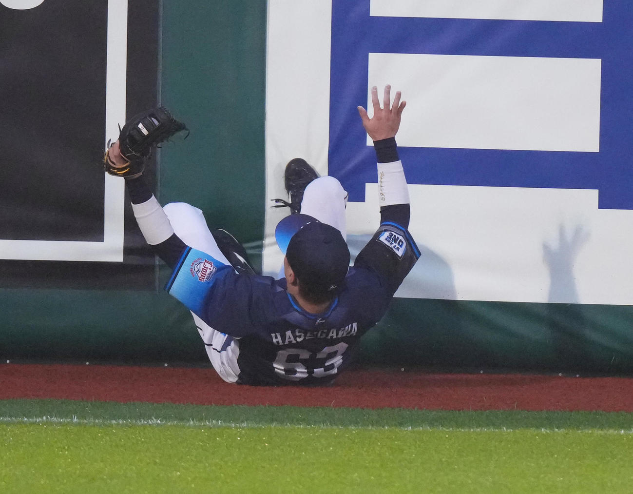 楽天対西武　2回裏楽天2死、浅村の打球を好捕し右邪飛とする長谷川（撮影・足立雅史）