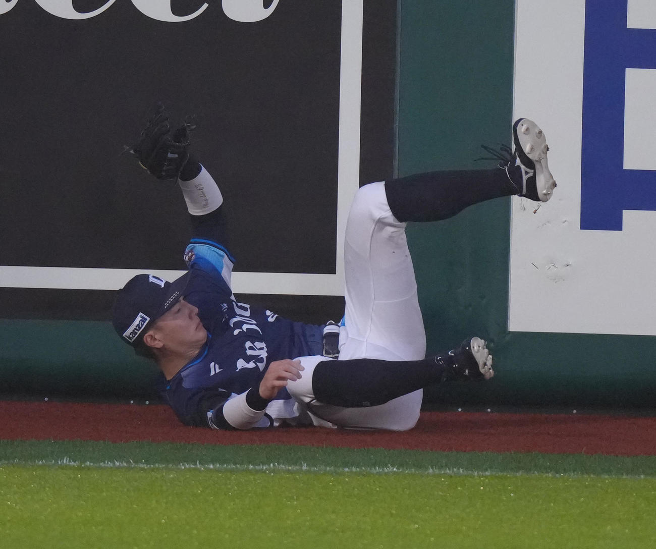 楽天対西武　2回裏楽天2死、浅村の打球を好捕し右邪飛とする長谷川（撮影・足立雅史）