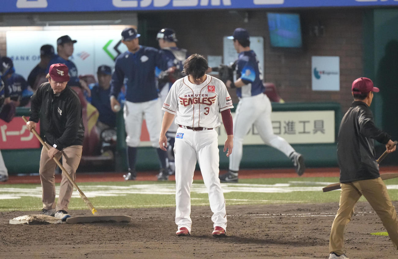 楽天対西武　7回裏楽天2死一、二塁、宗山が空振り三振に倒れ、グラウンドを足でならす一塁走者浅村（撮影・足立雅史）