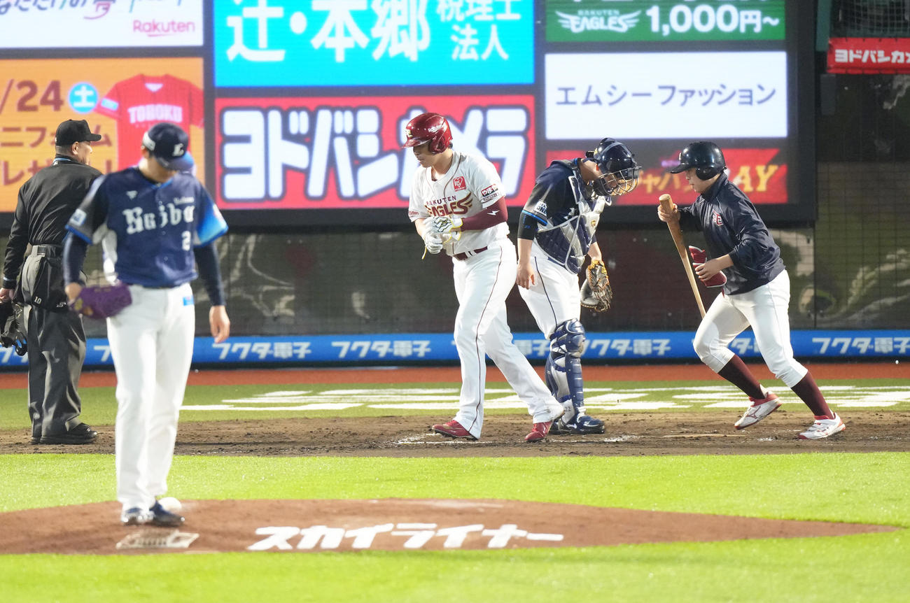 楽天対西武　7回裏楽天2死二塁、浅村は申告故意四球で出塁する。投手武内（撮影・足立雅史）