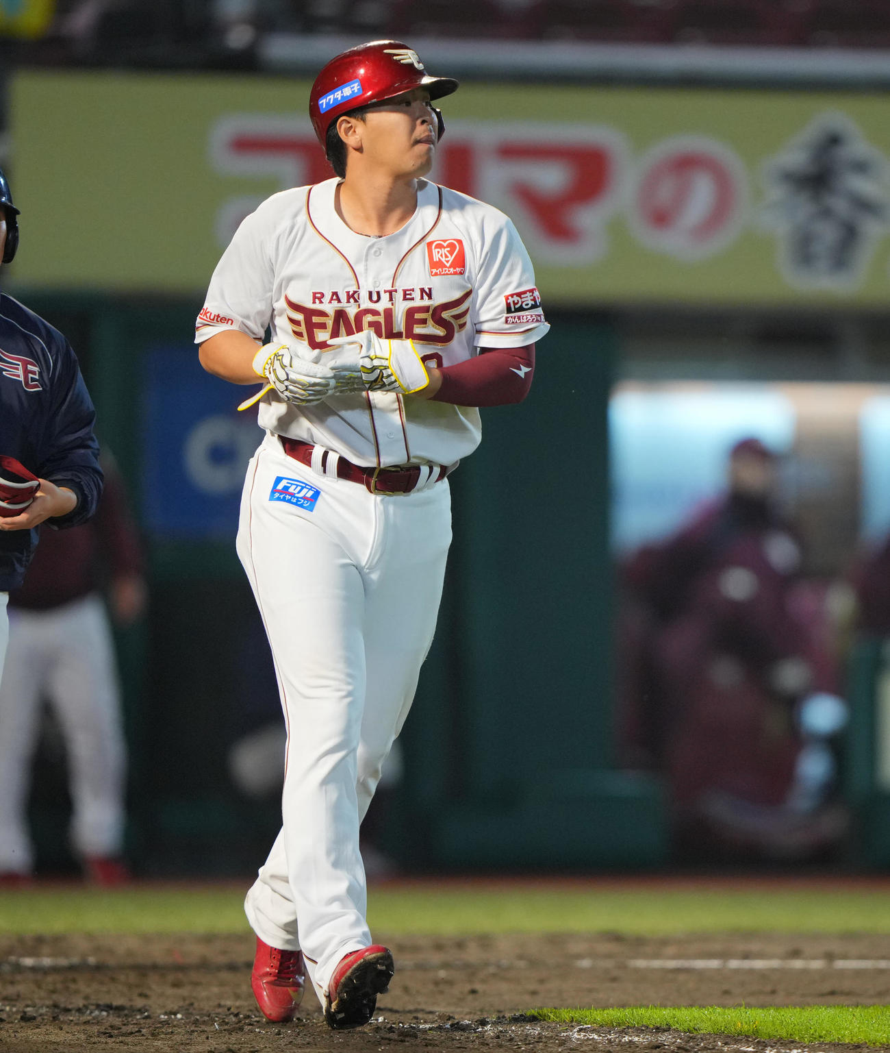 楽天対西武　7回裏楽天2死二塁、申告敬遠を受け一塁へ向かう浅村（撮影・垰建太）