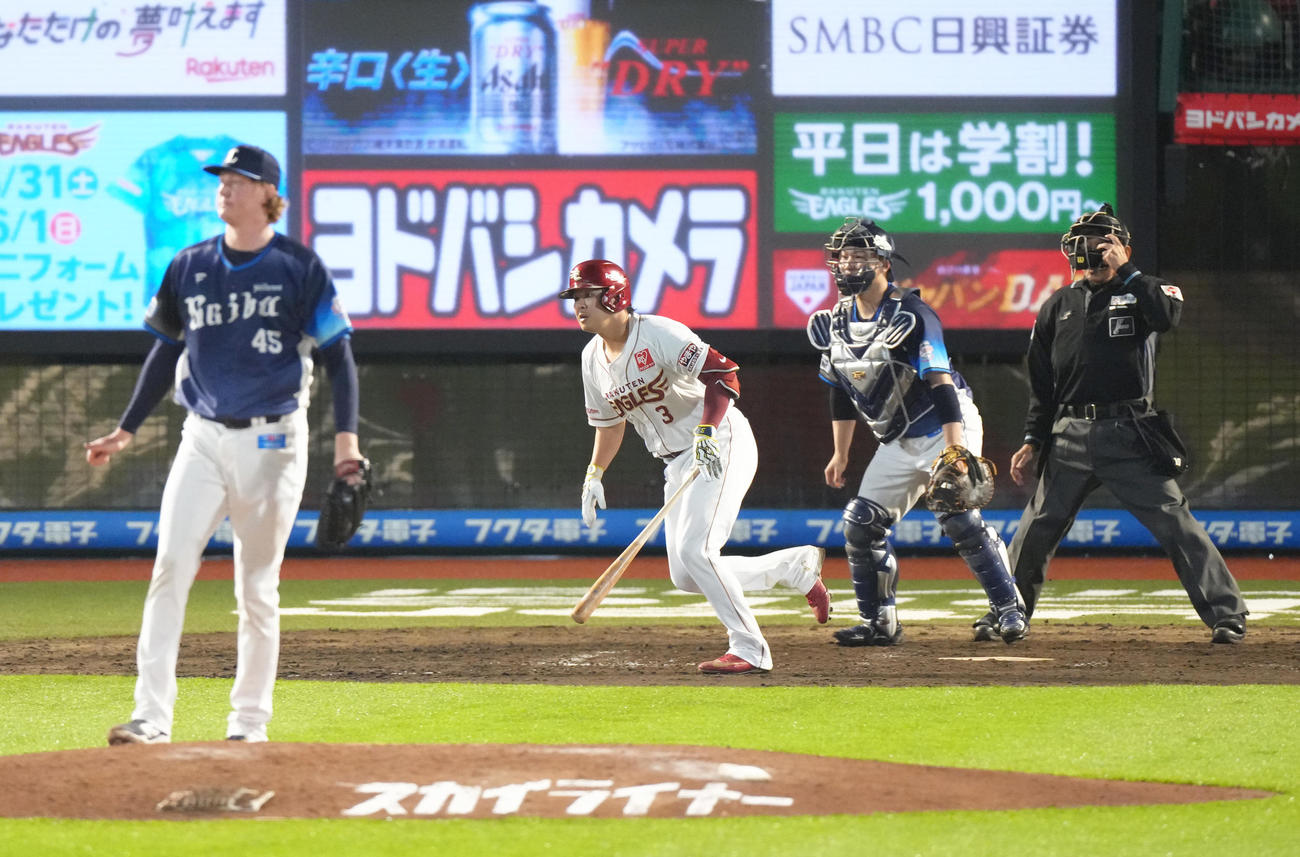 楽天対西武　9回裏楽天無死一塁、浅村は右飛に倒れる。投手ウィンゲンター（撮影・足立雅史）