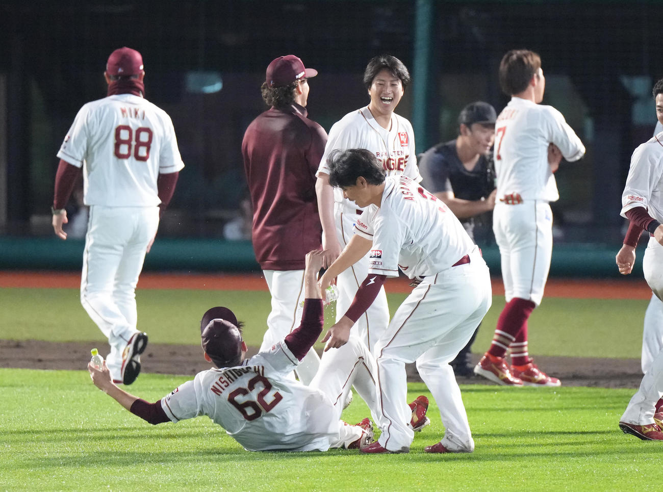 楽天対西武　サヨナラで勝ち星を挙げた楽天西口（左）に手荒い祝福を見せる浅村（撮影・足立雅史）