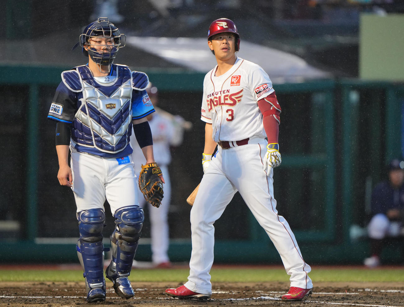 楽天対西武　2回裏楽天2死、右邪飛に倒れる浅村（撮影・垰建太）