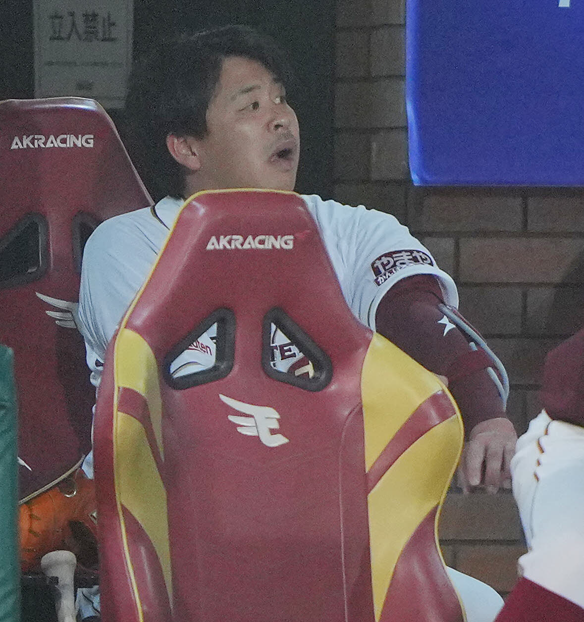 楽天対西武　5回裏楽天1死、空振り三振に倒れベンチで渋い表情の浅村（撮影・垰建太）