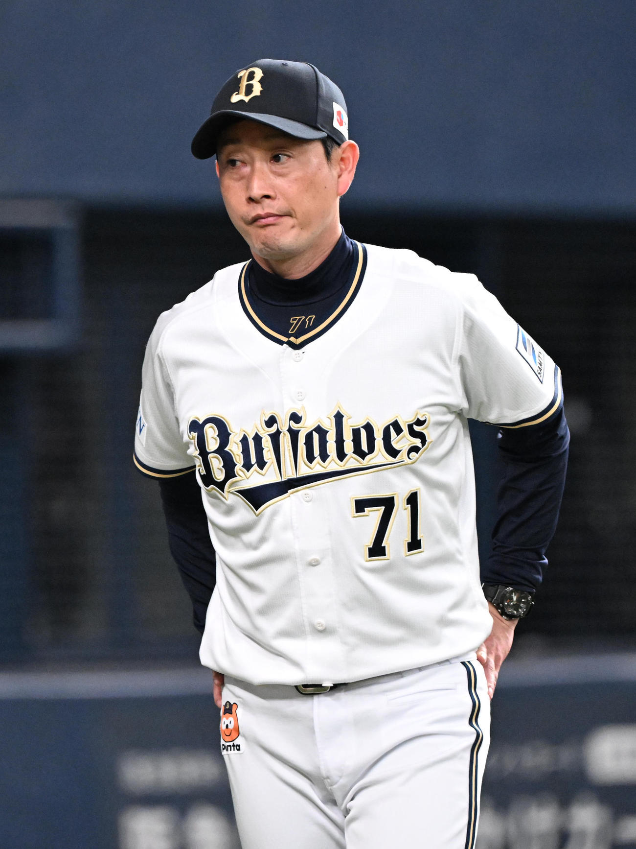 オリックス対ロッテ　7回を終え選手の交代を告げるオリックス岸田監督（撮影・和賀正仁）