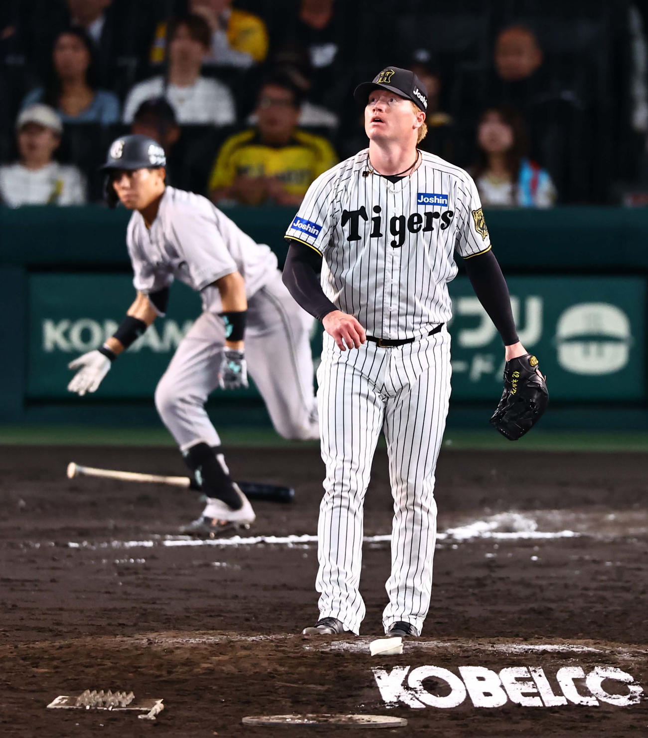 阪神対巨人　11回表巨人2死二塁、ネルソンは門脇に勝ち越し適時三塁打を浴びる（撮影・上田博志）