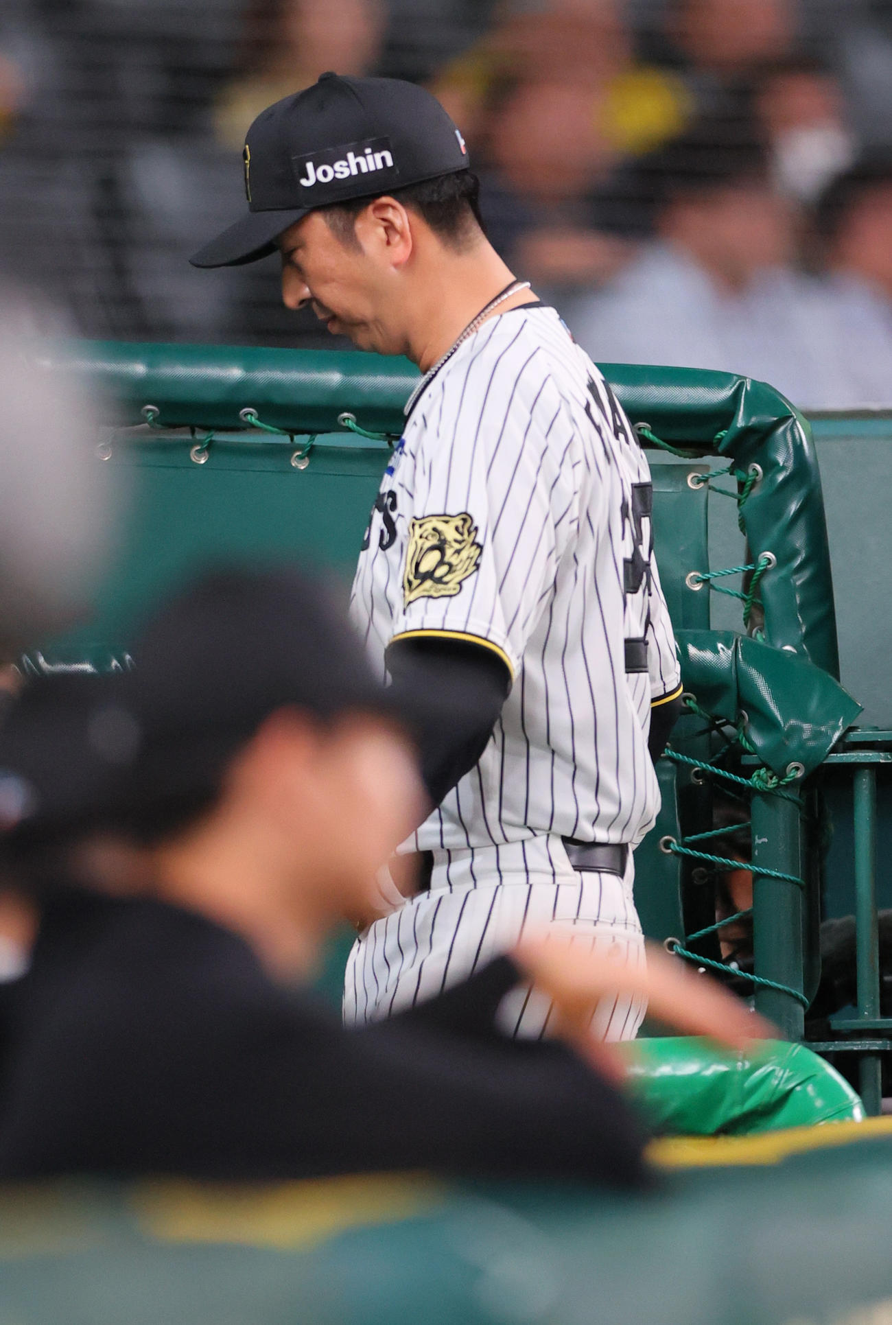 阪神対巨人　11回表巨人2死二塁、藤川監督は門脇に右適時三塁打を打たれたネルソンの交代を告げベンチに引き上げる（撮影・上山淳一）