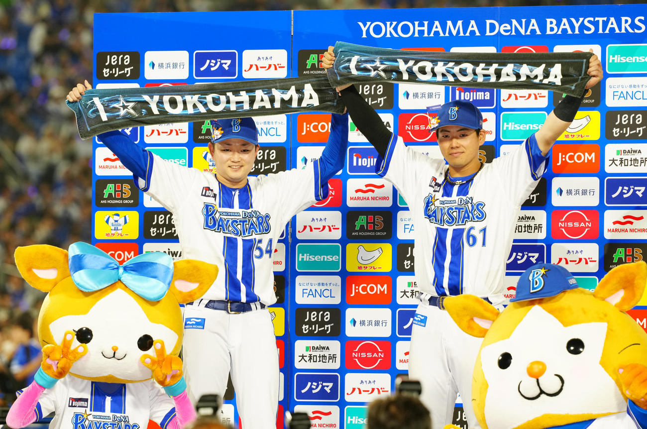 DeNA対中日　試合後、お立ち台で写真に納まるDeNA石田裕（左）と蝦名（撮影・江口和貴）