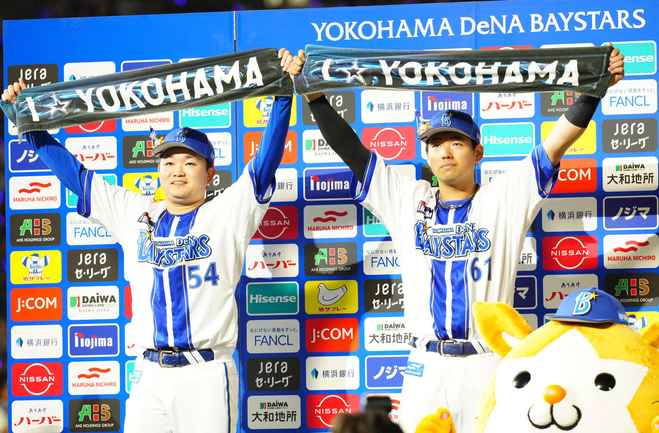 DeNA対中日　試合後、お立ち台に上がるDeNA石田裕（左）と蝦名（撮影・江口和貴）