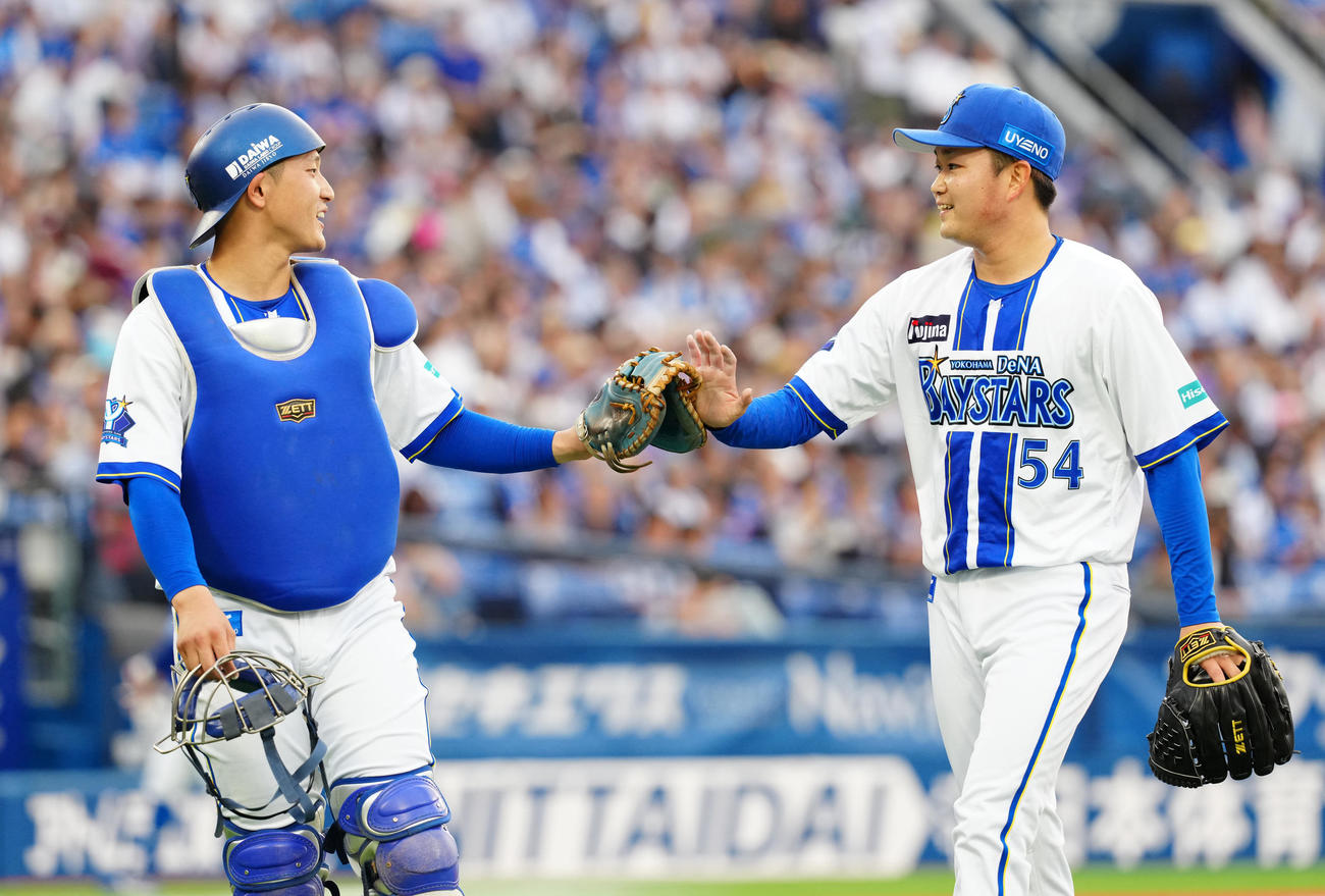 DeNA対中日　1回表終了後、DeNA捕手松尾（左）とタッチを交わす先発の石田裕（撮影・江口和貴）