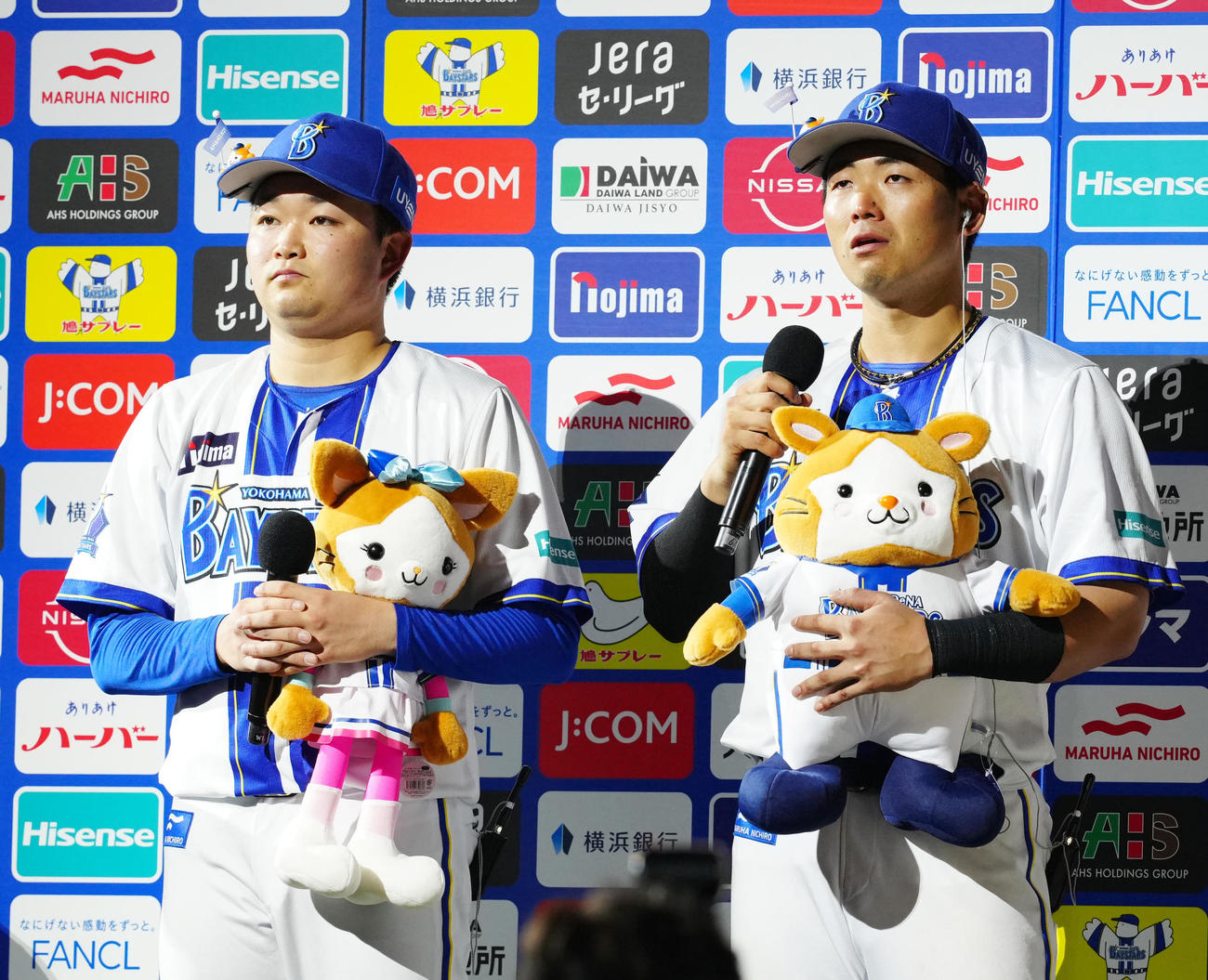 DeNA対中日　試合後、お立ち台で感極まるDeNA蝦名（右）。左は石田裕（撮影・江口和貴）