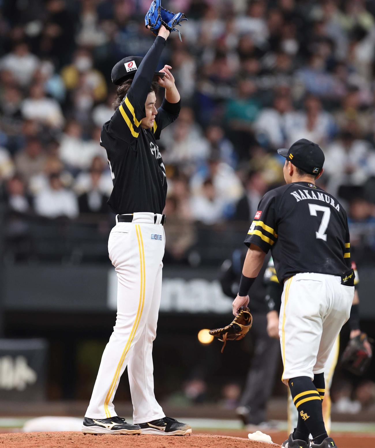 日本ハム対ソフトバンク　6回途中降板する前田純（撮影・黒川智章）