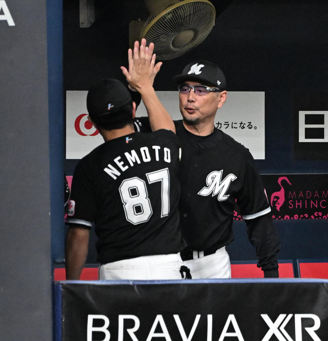 オリックス対ロッテ　オリックスに勝利しベンチでタッチするロッテ吉井監督（撮影・和賀正仁）
