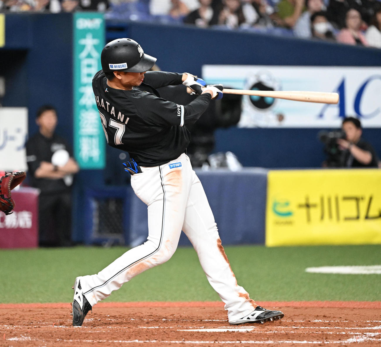 オリックス対ロッテ　5回表ロッテ2死一塁、左越えに適時二塁打を放つ茶谷（撮影・和賀正仁）