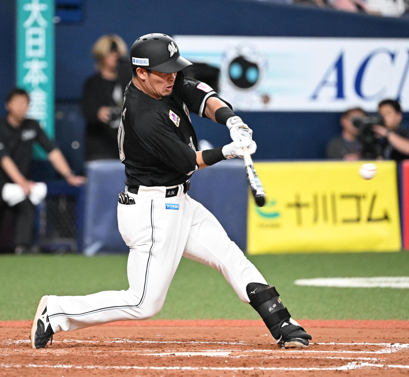オリックス対ロッテ　7回表ロッテ2死一塁、2打席連続の本塁打を左越えに放つ池田（撮影・和賀正仁）