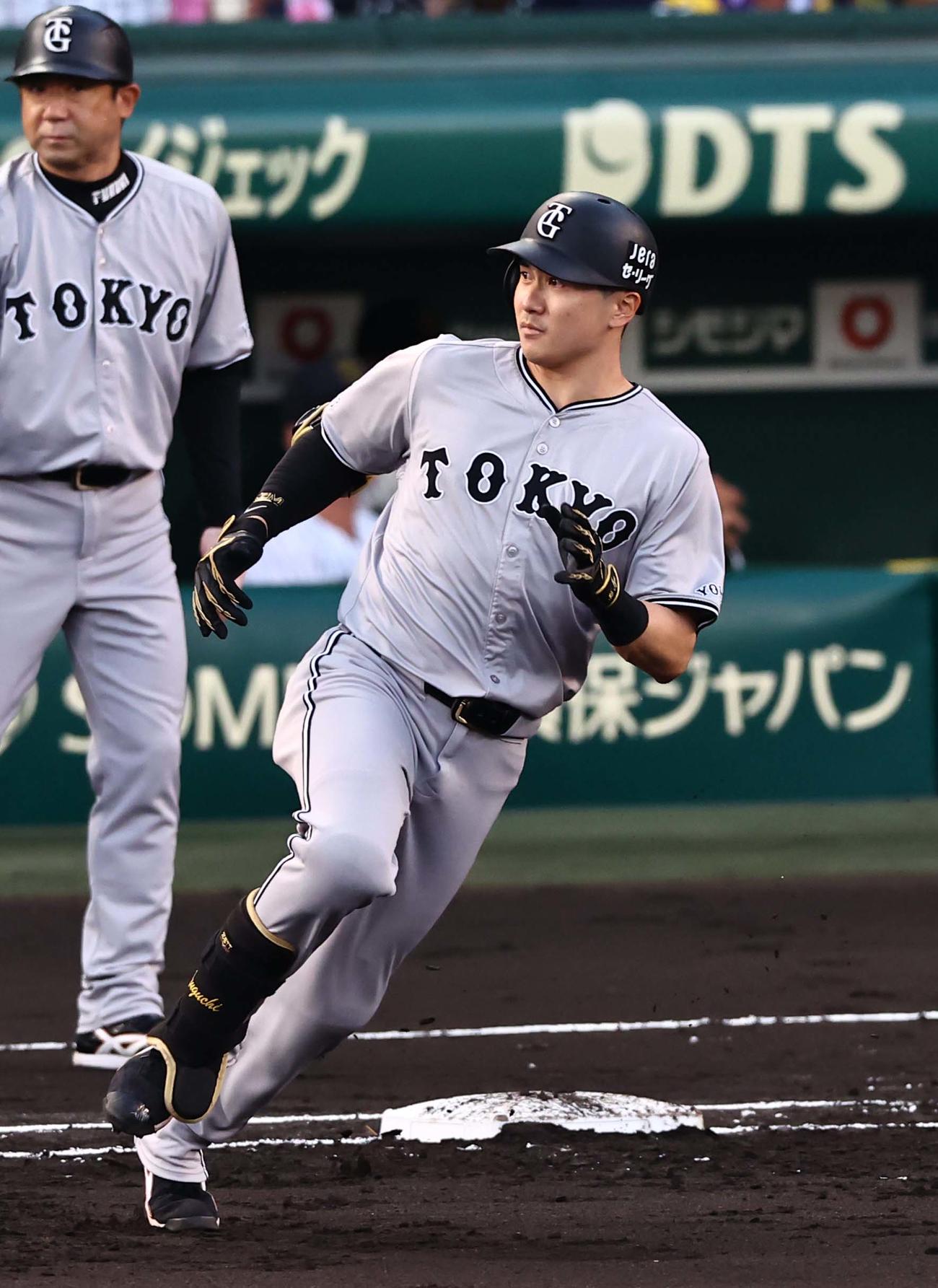阪神対巨人　2回表巨人1死一、二塁、泉口は先制適時二塁打を放つ（撮影・上田博志）