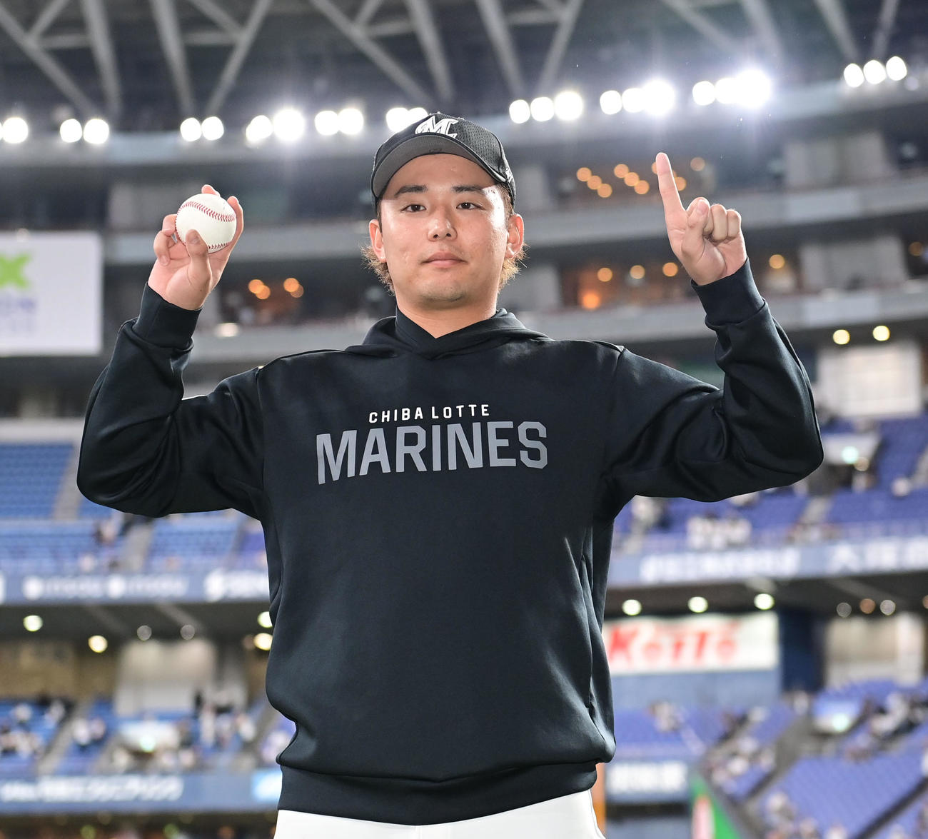 オリックス対ロッテ　先発で勝利しポーズを取るロッテ横山（撮影・和賀正仁）
