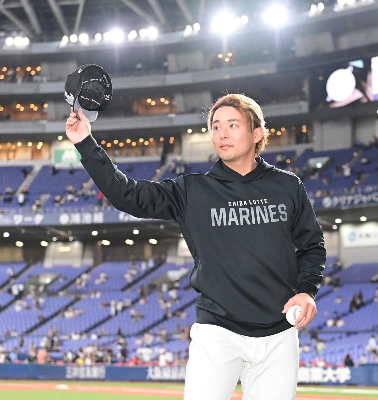 オリックス対ロッテ　勝利球を手に応援団にあいさつするロッテ横山（撮影・和賀正仁）