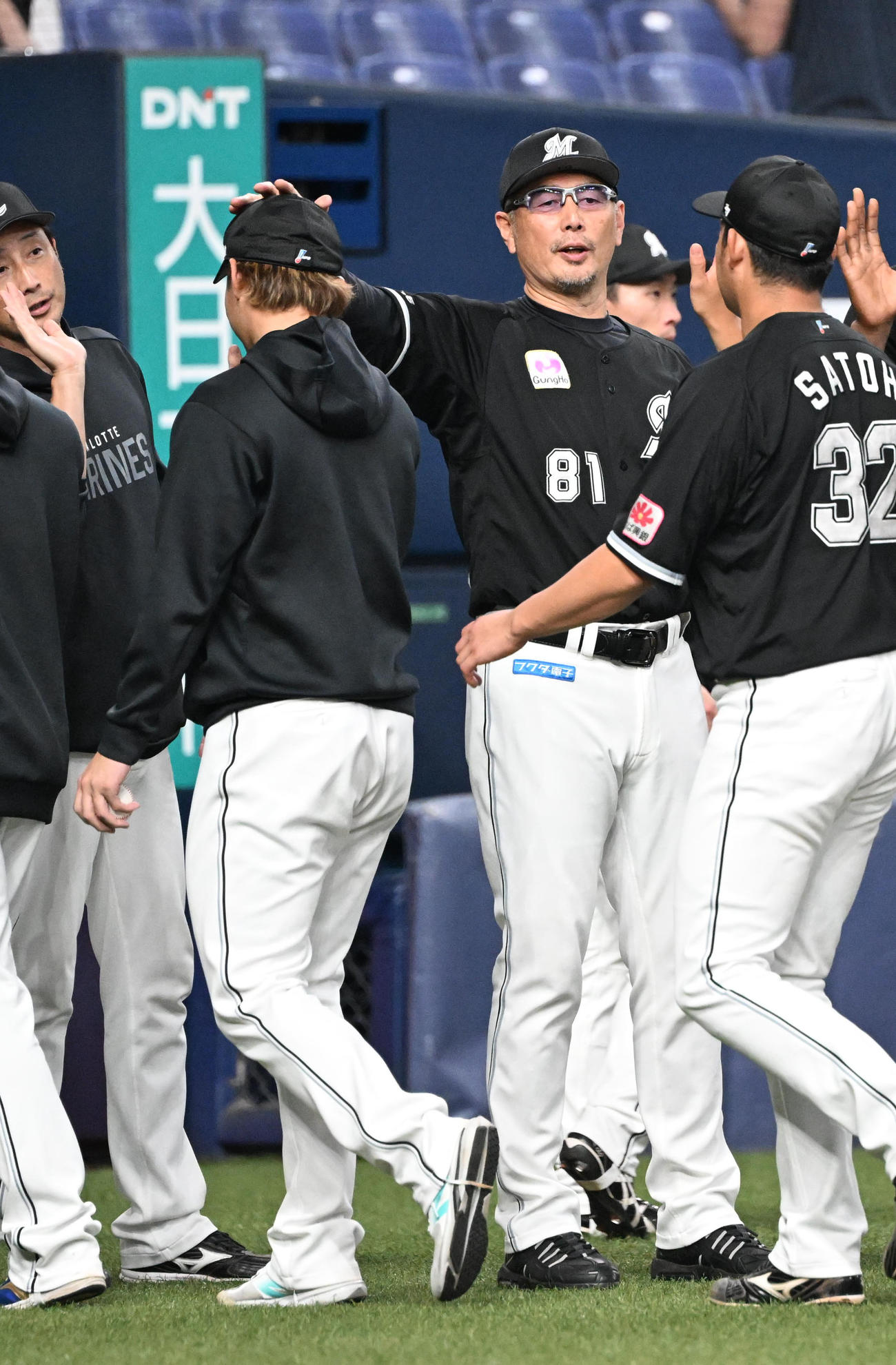 オリックス対ロッテ　勝利投手の横山の頭をなでるロッテ吉井監督（撮影・和賀正仁）