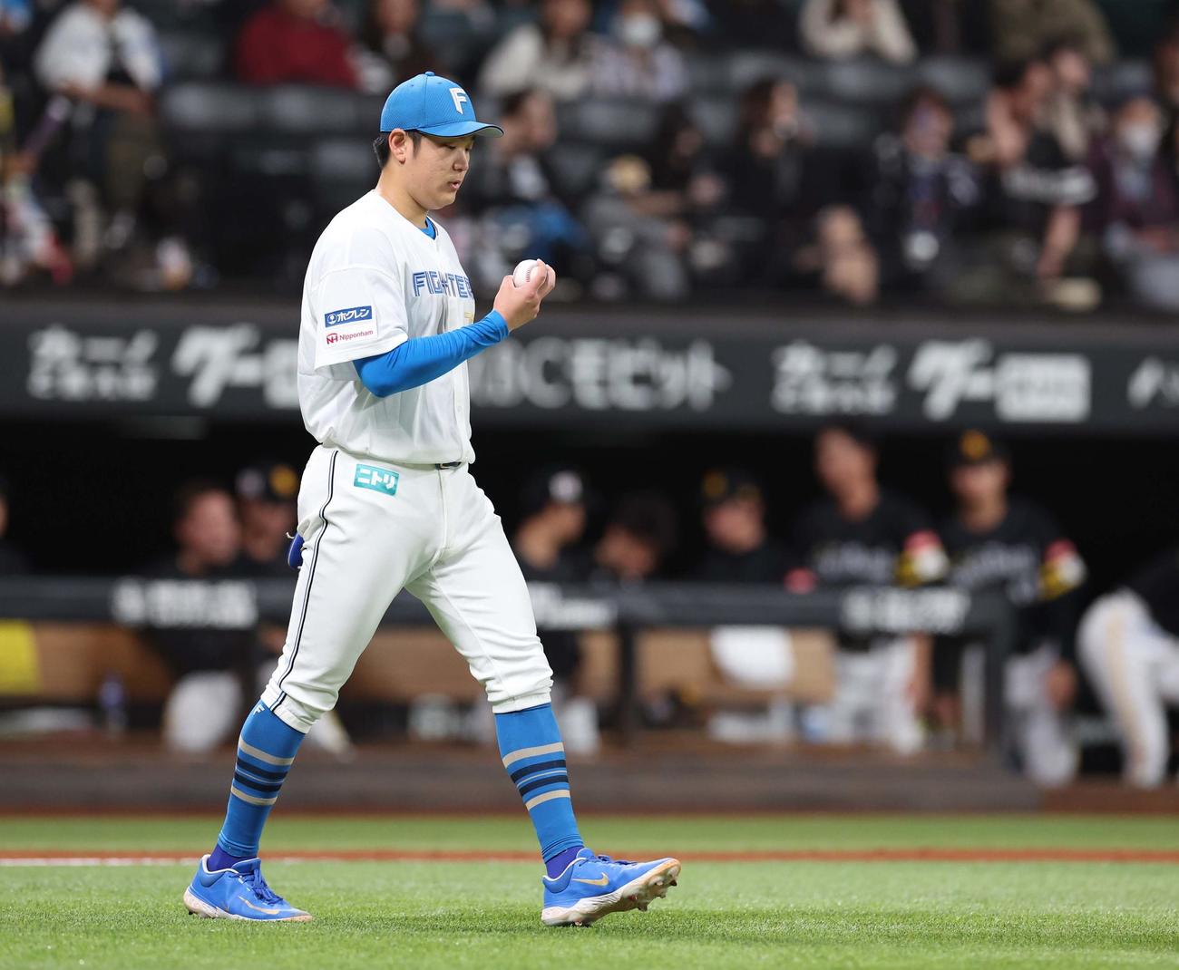 日本ハム対ソフトバンク　5回表、失点し渋い表情の古林睿煬（撮影・黒川智章）