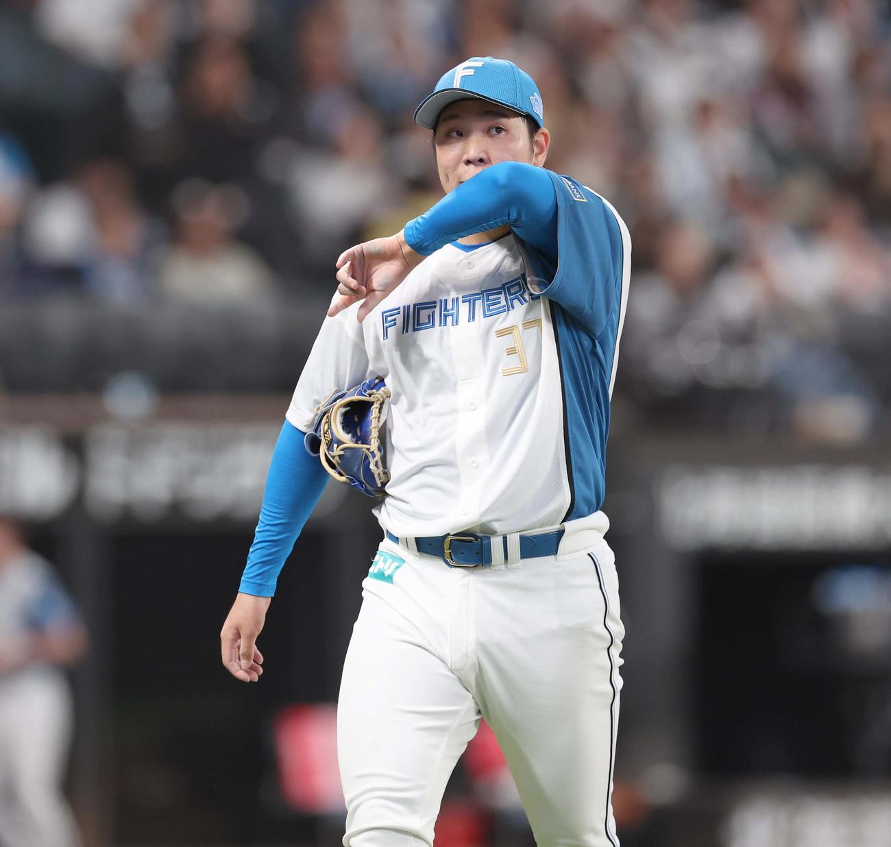 日本ハム対ソフトバンク　5回表、失点し汗を拭きながら引き揚げる古林睿煬（撮影・黒川智章）