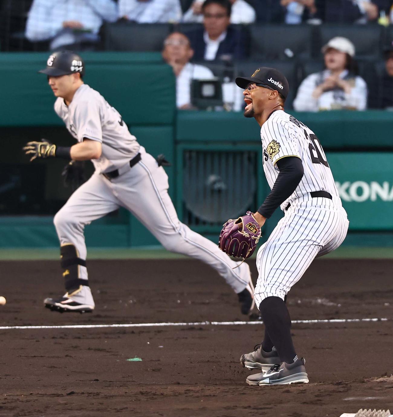 阪神対巨人　2回表巨人1死一、二塁、デュプランティエ（右）は泉口に先制適時二塁打を浴びる（撮影・上田博志）